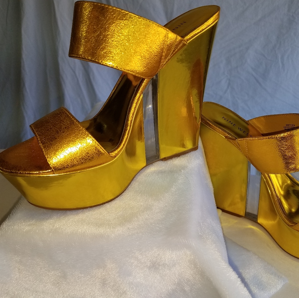 NWOB Nine West Pitcrew platform sandal gold 7